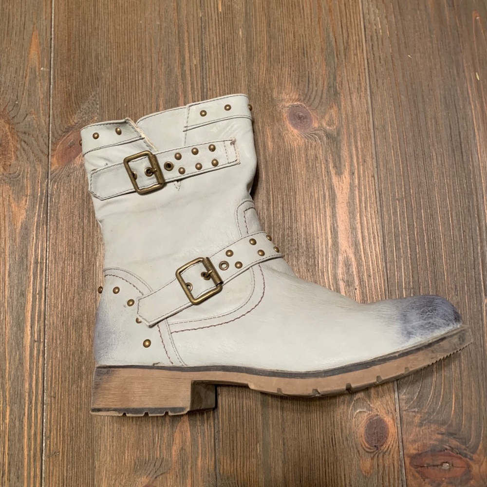 Short boots